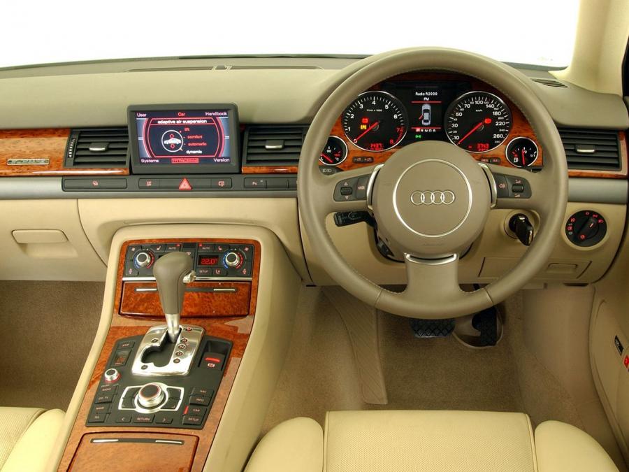 Торпедо Audi A8 4.2 Quattro (D3) 2003 года  (ZA) (фото 3 из 13)